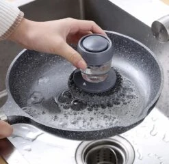 Afwasborstel Met Zeepdispenser – Met 3 Verschillende Opzet Stukken – Inclusief Houder – Grijs – Afwas Borstel Zeepreservoir – Zeep Handborstel – Doseerpomp – Afwasmiddel Dispenser – Navulbaar -Lifestyle-Productwinkel 1200x1168 1