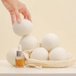 Apeiron Drogerballen - Droogballen - 6 XL Wasbollen - Droger - Duurzaam - Wasmachine - Wasverzachter - Energie Besparen - Zero Waste - Schapenvacht - Wol 16 Apeiron Drogerballen - Droogballen - 6 XL Wasbollen - Droger - Duurzaam - Wasmachine - Wasverzachter - Energie Besparen - Zero Waste - Schapenvacht - Wol -Lifestyle-Productwinkel 1200x1200 455