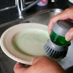 In Round Afwasborstel Met Zeepdispenser / Zeepreservoir – Inclusief Houder – Grijs – Afwas Borstel – Zeep Handborstel – Doseerpomp – Afwasmiddel Dispenser – Navulbaar -Lifestyle-Productwinkel 1200x1200 671