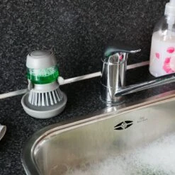 In Round Afwasborstel Met Zeepdispenser / Zeepreservoir – Inclusief Houder – Grijs – Afwas Borstel – Zeep Handborstel – Doseerpomp – Afwasmiddel Dispenser – Navulbaar -Lifestyle-Productwinkel 1200x1200 672