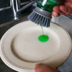 In Round Afwasborstel Met Zeepdispenser / Zeepreservoir – Inclusief Houder – Grijs – Afwas Borstel – Zeep Handborstel – Doseerpomp – Afwasmiddel Dispenser – Navulbaar -Lifestyle-Productwinkel 1200x1200 673