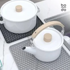 BODO Gootsteenmat Siliconen Donker Grijs - 30.5 X 30.5 Cm - Keuken Accessoires - Gootsteen Beschermer - Onderzetters Siliconen - Anti Kras - Gootsteen Accessoires 17 BODO Gootsteenmat Siliconen Donker Grijs - 30.5 X 30.5 Cm - Keuken Accessoires - Gootsteen Beschermer - Onderzetters Siliconen - Anti Kras - Gootsteen Accessoires -Lifestyle-Productwinkel 1200x1200 874