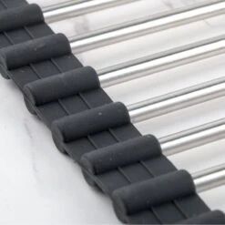 Highport Oprolbaar Vaat Droogrek - Scandinavisch Design - Opvouwbaar Hittebestendig Roestvrijstalen Keuken Afdruiprek - Vaatwasser Geschikt - Sterke 18-staafs Onderzetter - Foodgrade Materiaal 9 Highport Oprolbaar Vaat Droogrek - Scandinavisch Design - Opvouwbaar Hittebestendig Roestvrijstalen Keuken Afdruiprek - Vaatwasser Geschikt - Sterke 18-staafs Onderzetter - Foodgrade Materiaal -Lifestyle-Productwinkel 1200x1200 925