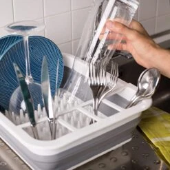 Amazy Afdruiprek Opvouwbaar & Bpa-vrij - Afdruiprek Voor Het Drogen Van Bestek, Borden, Glazen & Flessen - Afdruipmat In Grijs-wit Van Kunststof & Silicone Voor Gootsteen, Spoelbakken, Keuken -Lifestyle-Productwinkel 1200x1200 926