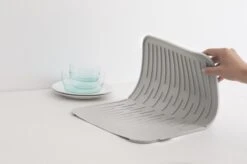 Brabantia SinkSide Afdruipmat - Siliconen - Mid Grey -Lifestyle-Productwinkel 1200x799 10