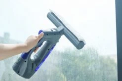 Swiss Pro+ Ruitenreiniger 3 In 1 WV 2 Blue Edition Window Vac - Ca. 120 M² - Waterzuiger - Incl. Smalle Zuigmond - Oplaadbaar - Raamwisser - Streeploos - Clicksystem - 2 Microvezeldoekjes - Met Sprayfunctie - Low Noise - Hepafilter -Lifestyle-Productwinkel 1200x799 12