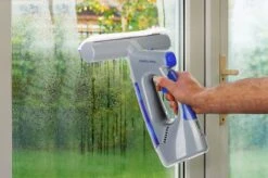 Swiss Pro+ Ruitenreiniger 3 In 1 WV 2 Blue Edition Window Vac - Ca. 120 M² - Waterzuiger - Incl. Smalle Zuigmond - Oplaadbaar - Raamwisser - Streeploos - Clicksystem - 2 Microvezeldoekjes - Met Sprayfunctie - Low Noise - Hepafilter -Lifestyle-Productwinkel 1200x799 13