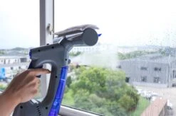 Swiss Pro+ Ruitenreiniger 3 In 1 WV 2 Blue Edition Window Vac - Ca. 120 M² - Waterzuiger - Incl. Smalle Zuigmond - Oplaadbaar - Raamwisser - Streeploos - Clicksystem - 2 Microvezeldoekjes - Met Sprayfunctie - Low Noise - Hepafilter -Lifestyle-Productwinkel 1200x799 14