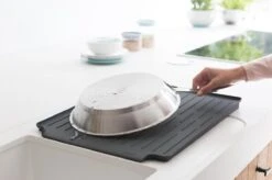 Brabantia SinkSide Afdruiprek - Dark Grey -Lifestyle-Productwinkel 1200x799 4