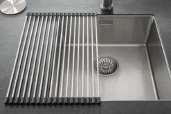 Highport Oprolbaar Vaat Droogrek - Scandinavisch Design - Opvouwbaar Hittebestendig Roestvrijstalen Keuken Afdruiprek - Vaatwasser Geschikt - Sterke 18-staafs Onderzetter - Foodgrade Materiaal 8 Highport Oprolbaar Vaat Droogrek - Scandinavisch Design - Opvouwbaar Hittebestendig Roestvrijstalen Keuken Afdruiprek - Vaatwasser Geschikt - Sterke 18-staafs Onderzetter - Foodgrade Materiaal -Lifestyle-Productwinkel 1200x800 10