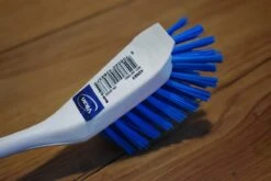 Vikan Design Afwasborstel 42893 Met Schraprand - 28 Cm - Wit Blauw - Geschikt Voor De Kleine Vaat - Onverslijtbaar - Bestand Tegen Kokend Heet Water 7 Vikan Design Afwasborstel 42893 Met Schraprand - 28 Cm - Wit Blauw - Geschikt Voor De Kleine Vaat - Onverslijtbaar - Bestand Tegen Kokend Heet Water -Lifestyle-Productwinkel 1200x800 7