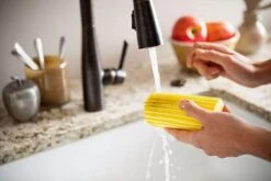 Scrub Daddy Damp Duster - Wonder Stoffer - Geel -Lifestyle-Productwinkel 1200x802 2