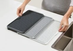 Joseph Joseph - Tier - Afdruipmat - Uitschuifbaar - Grijs 23 Joseph Joseph - Tier - Afdruipmat - Uitschuifbaar - Grijs -Lifestyle-Productwinkel 1200x836 3