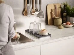 Joseph Joseph - Tier - Afdruipmat - Uitschuifbaar - Grijs 24 Joseph Joseph - Tier - Afdruipmat - Uitschuifbaar - Grijs -Lifestyle-Productwinkel 1200x900 17