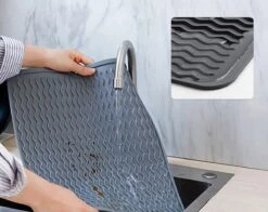 Merkloos Afdruipmat - Pannenonderzetter- Siliconen Mat - Zwart - 30 X 40 CM - Met Ophanggat - Hittebestendig -Lifestyle-Productwinkel 1200x954