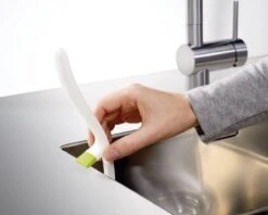 Joseph Joseph Edge Vaatwasborstel - Met Ingebouwde Gootsteensteun - Antraciet -Lifestyle-Productwinkel 1200x964 4