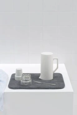 Brabantia SinkSide Afdruipmat Microvezel - 47 X 40 Cm - Dark Grey -Lifestyle-Productwinkel 799x1200 1