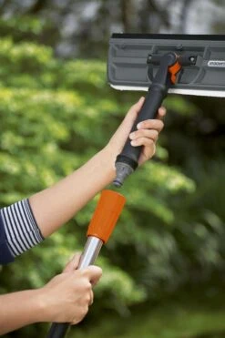 GARDENA Cleansystem Raamborstel Met Trekker - Werkbreedte 31 Cm -Lifestyle-Productwinkel 799x1200 6