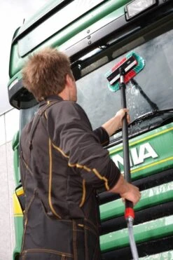 Vikan 524752 Hoekborstel Met Watertoevoer High/Low 280mm Zacht/Gespleten Haren 19 Vikan 524752 Hoekborstel Met Watertoevoer High/Low 280mm Zacht/Gespleten Haren -Lifestyle-Productwinkel 799x1200 7